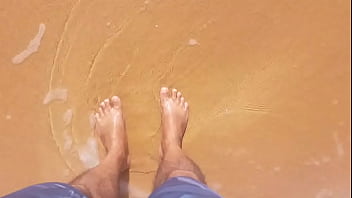 Ladysilva na praia exibindo seus pezinhos lindos, querendo um macho para curar eles bem gostoso