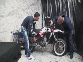 Hot Trans Foursome: 2 Stunners Fuck in Weststadt Chaos!