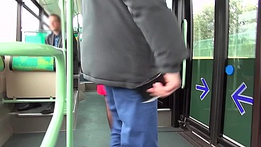 Plan insolite dans un bus pour Nelly !