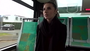 Plan insolite dans un bus pour Nelly !