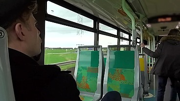 Plan insolite dans un bus pour Nelly !