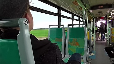 Plan insolite dans un bus pour Nelly !
