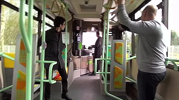 Plan insolite dans un bus pour Nelly !