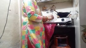 Started Fucking the Bhabhi Next Door While She Was Cooking Vegetables at Home