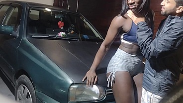 Ia pra academia meu carro não quis pega meu vizinho me ajudou e acabamos fazendo um sexo gostoso no capo do meu golf