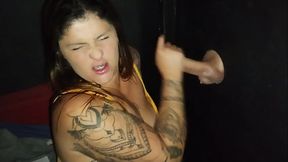 Fui na casa de swing e aproveitei muito no gloriroly chupei muito pau e levei gozada na cara