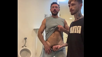 MUSCULOSO ME FUDEU SEM CAPA NO BANHEIRAO