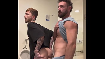 MUSCULOSO ME FUDEU SEM CAPA NO BANHEIRAO