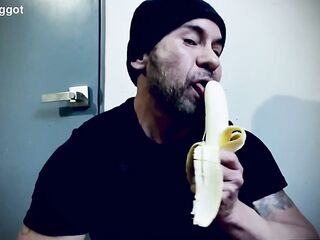 Chacal mexicano acepta hacer porno homo a cambio de algo de dinero