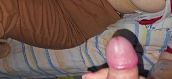 guardatemi segare il porco con le mani, con i piedi e come mi copre di sborra calda la faccia