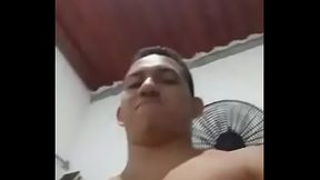 Chacalito saca mucha lechita para que lo veamos