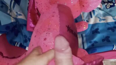 Pervertes stepdad is rubbing a cock on a pinky dragon toy