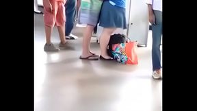 Gordinha safadinha bate uma pra namorado na fila do &ocirc_nibus