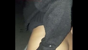 Colegiala enga&ntilde_a a su novio en la calle con desconocido despu&eacute_s de una fiesta, la dejan llena de semen y los descubren al final