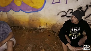 O MACHO CASADO FOI FUMA UMA ERVA NA PRA&Ccedil_A E DEU TES&Atilde_O E ACABOU PEGANDO O MORADOR DE RUA E GANHANDO LEITADA NO RABO ( TESAER )