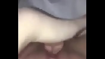 Se masturba en el ba&ntilde_o