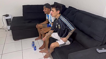 Fui Assistir um "FUT" na casa do primo hetero !!! alem da Taça ganhei o cuzinho dele !!!!