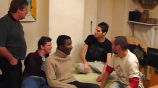 Steph Debar a Julina Wild si s velkými prsy poskakují v hardcore análním gangbang s kouřením a kovbojkou