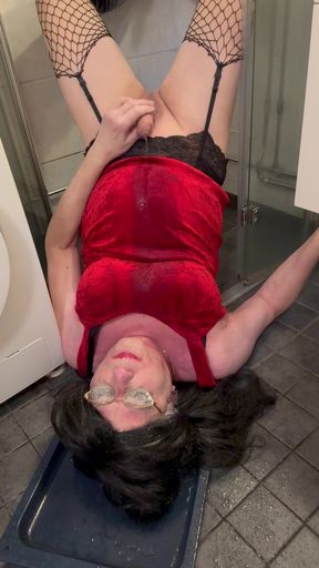 Sissy pisses over face and mouth and ends up pouring piss all over herself