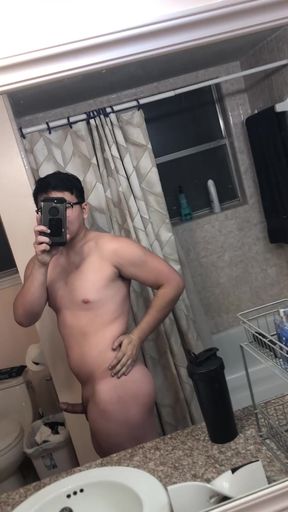 Hottie Chinese amateur shows off her ass