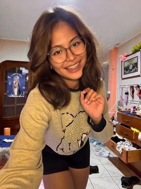 Teen solo plays with her tits