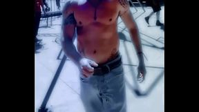 Chacal tomando sus propios meados