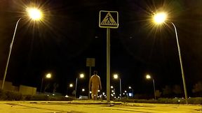 Caminando desnudo en la calle por la noche y casi atrapado por un coche