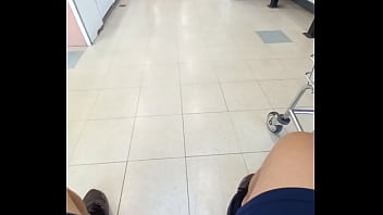 Mujer no puede dejar de ver el bulto