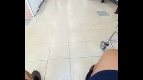 Mujer no puede dejar de ver el bulto