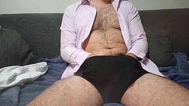Hetero de pecho peludo muestra su cuerpo y culo