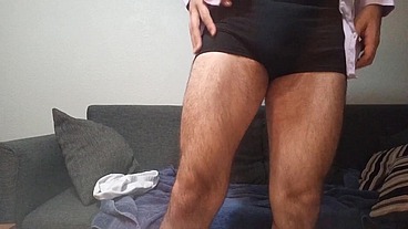 Hetero de pecho peludo muestra su cuerpo y culo