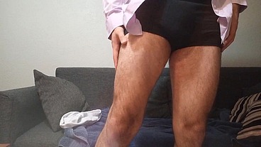 Hetero de pecho peludo muestra su cuerpo y culo