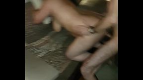 ma femme prend son pied avec un autre homme sur un canap&eacute_