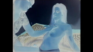 Büyük doğal göğüslü lezbiyen gençler Holli Woods, Kelli Cage ve Ema kendi göt deliğini beceriyor