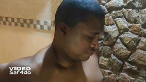 big passivo chupando a cabecinha na banheira