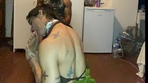 uma submissa bem treinada saboreando meus pes