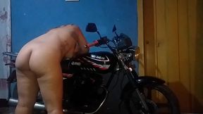 me la cojo encima de la moto.. y le doy duro por el cono