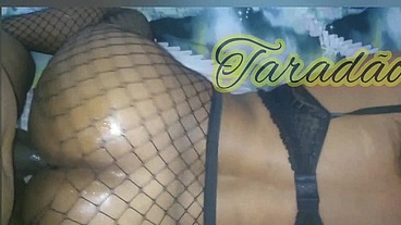 Socando fundo no rabo da preta e gozando dentro