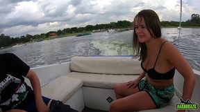 paola gurgel dando o rabo no barco no meio da represa guarapiranga em sao paulo - samuray farias