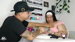 mientras mi manicurista me arregla mis unas, yo le voy tocando sus enormes tetas y por debajo de la mesa su rica y humeda pussy - historia completa