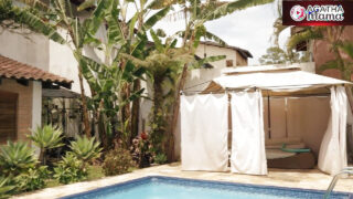 Trio interrazziale per la calda MILF brasiliana Agatha Mama: una bellezza con un gran culo e grandi tette in bikini si gode sesso anale, pompino e sesso anale