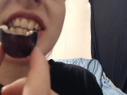 Chewing asmr with nice juicy grapes