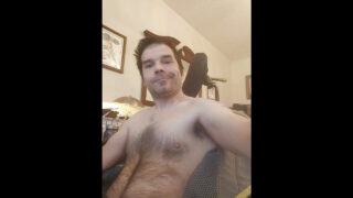 Hai anh chàng đồng tính nghiệp dư lực lưỡng với dương vật to lớn quan hệ tình dục mãnh liệt trong phòng tắm trước khi xuất tinh dữ dội.