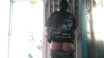 luego de recibir el domicilio invito a la chica a pasar y darle un agradecimiento oral