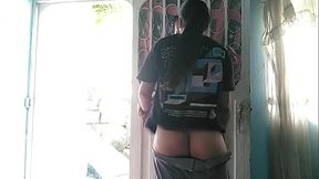 luego de recibir el domicilio invito a la chica a pasar y darle un agradecimiento oral