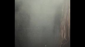 caminhoneira toda molhadinha no banheiro do posto