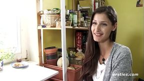 Deutsche Studentin masturbiert sinnlich vor Kamera