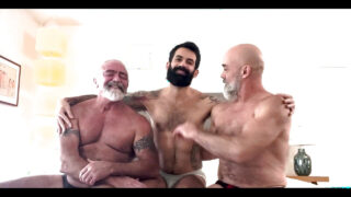 Một người đàn ông to lớn với hình xăm đầy mình bị một dương vật khổng lồ đâm mạnh vào mông trong một màn threesome nghiệp dư đầy những màn oral sex và liếm hậu môn.