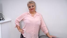 ”BBW mature blonde uses a big dildo to ram her cunt”