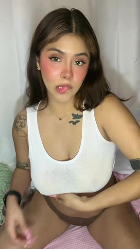 Big-titted homemade onlyfan babe shows off her tits